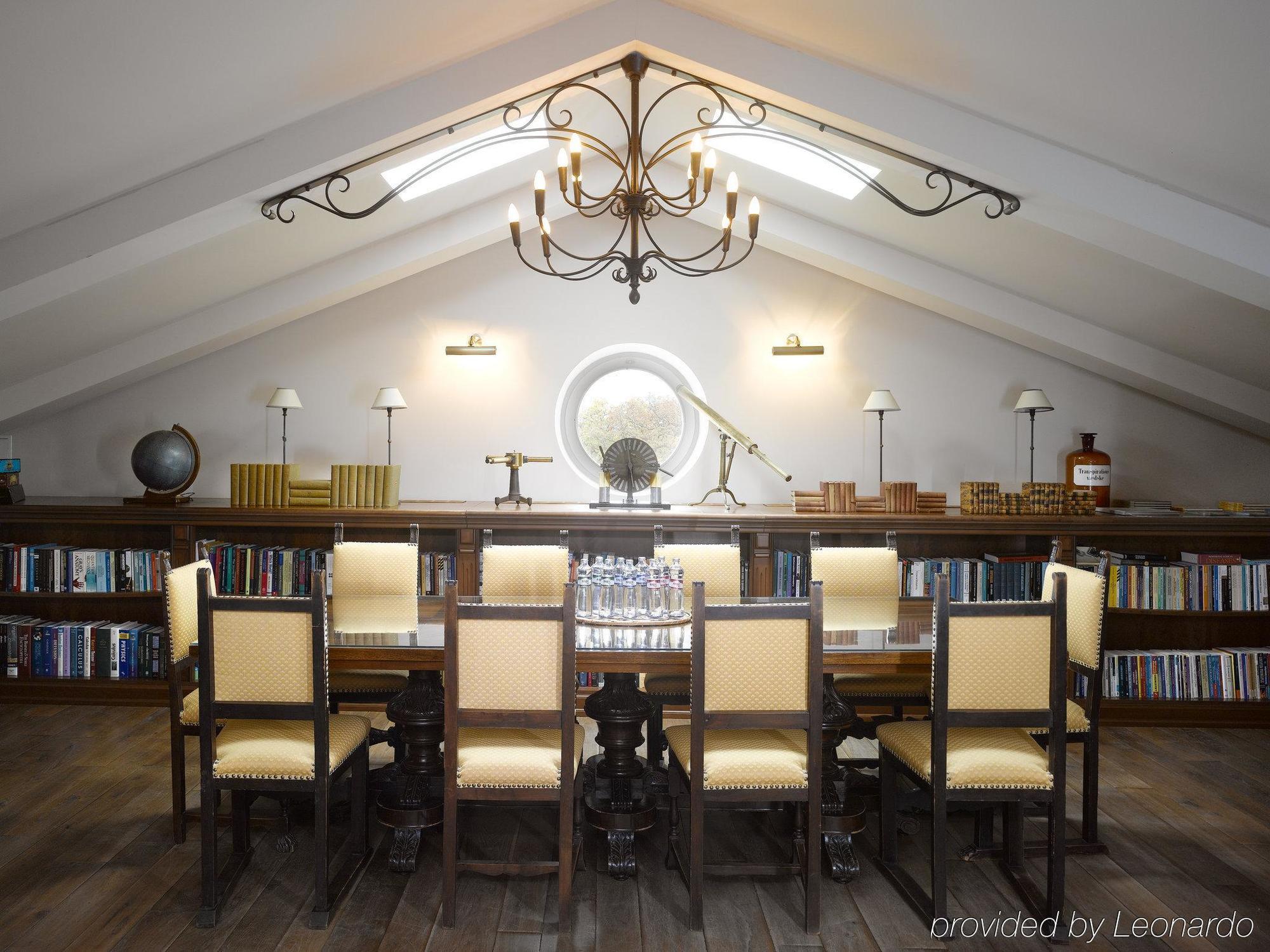 Chateau Mcely Restoran gambar