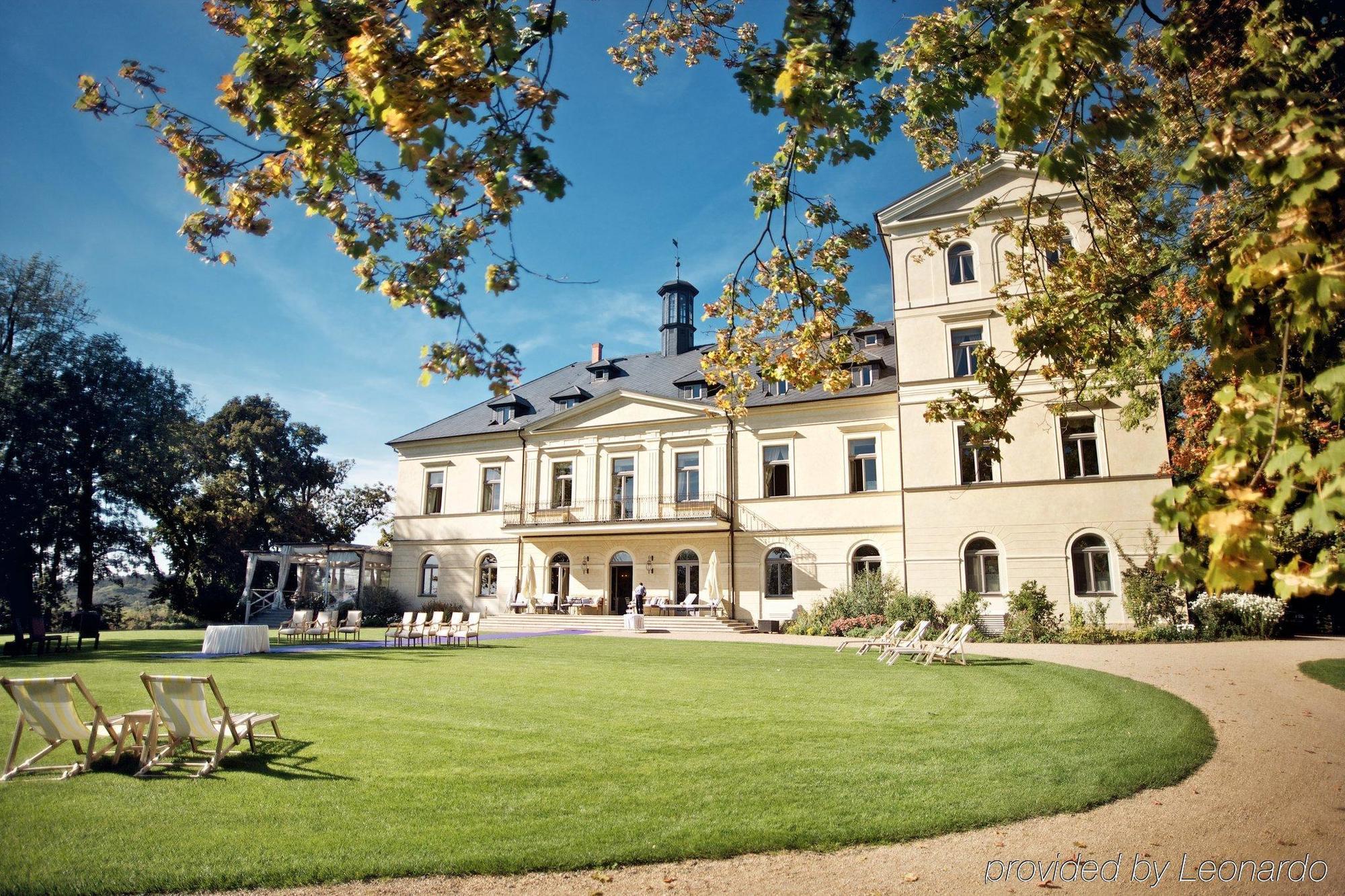 Chateau Mcely Luaran gambar